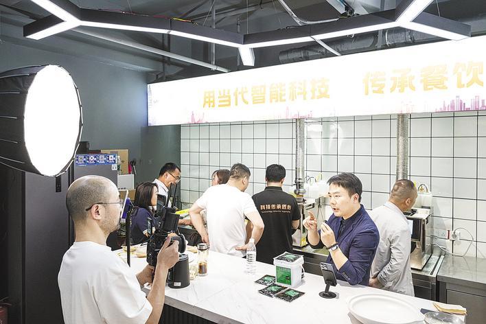 在没有专业厨师，智能烹饪机，独特餐桌的情况