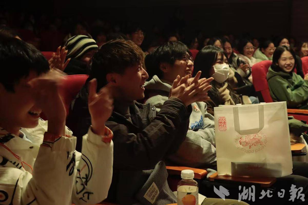 老年男子与“笑声地图”进行了交谈,并访问了