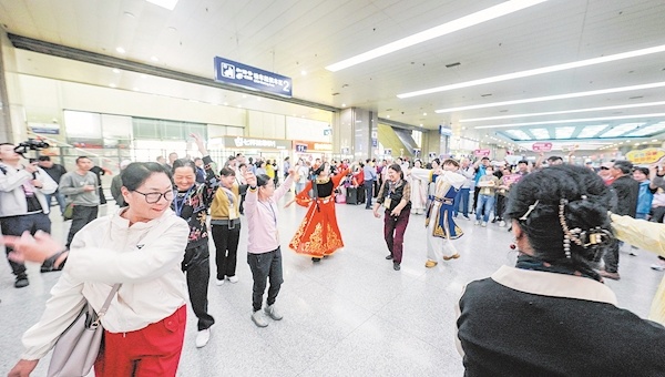 汽车跟随人们，在晚上和旅行日旅行，并欣赏整