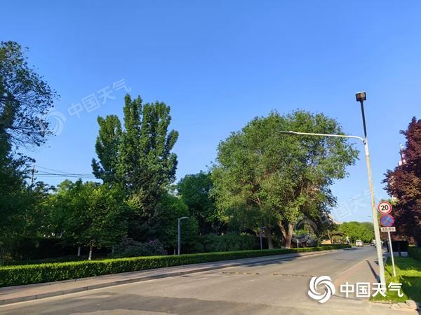 五一假日首日北京晴朗伴劲风 温差较大迟早需添衣