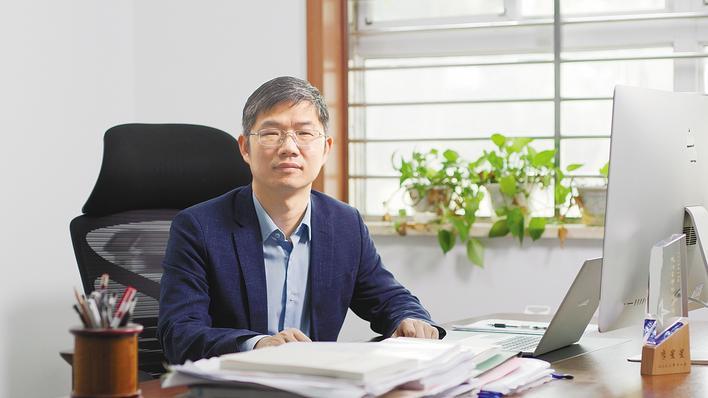 5月4日奖牌的中国青年冠军李Xingxing使贝杜定位准