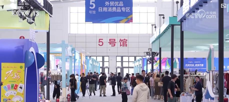 在两条腿上行走外贸交易：国内和外国销售共同