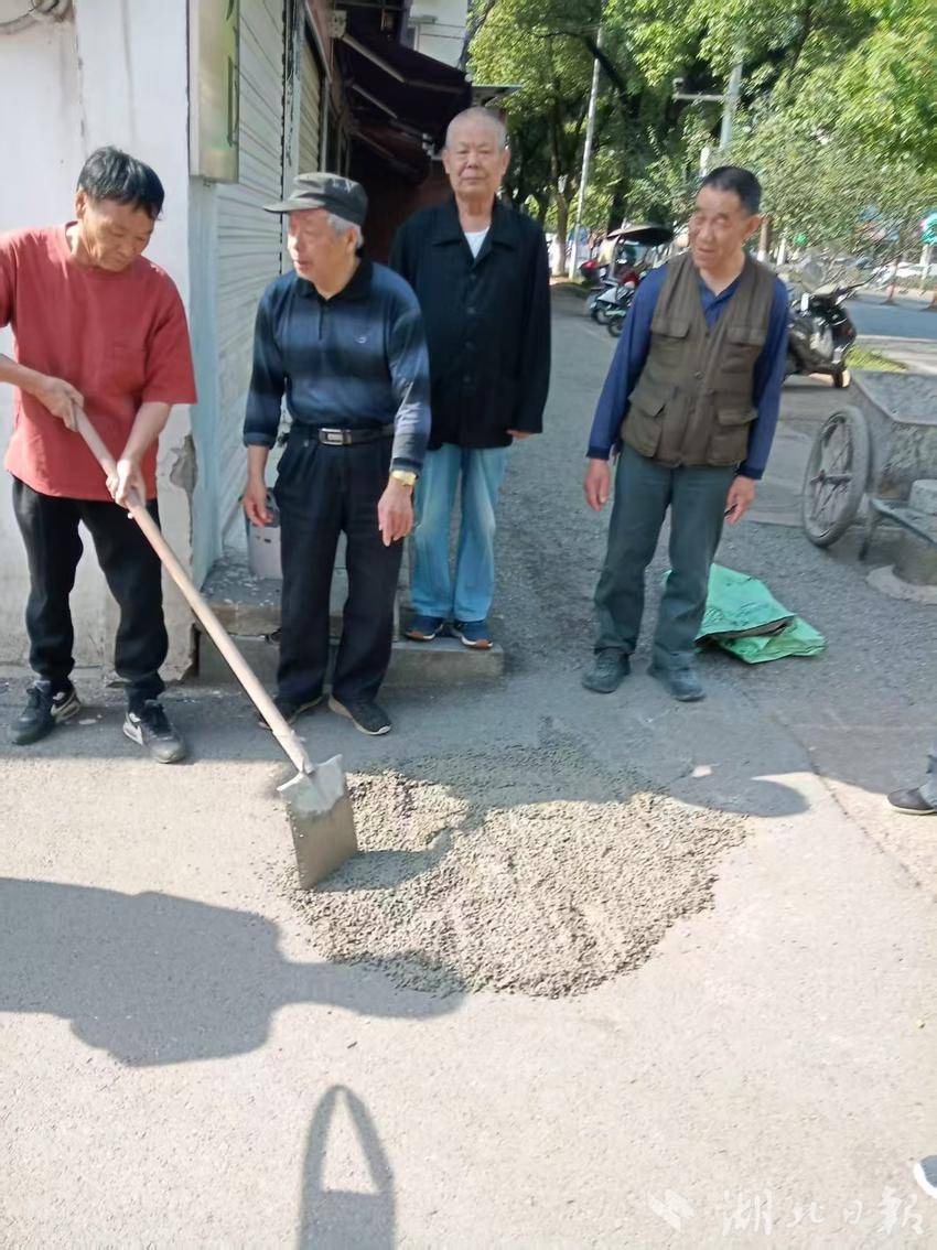 黄史港口区劳胡杜（Laohutou）社区：党员正在领导