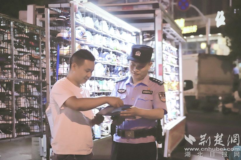 Daye Yinjiahu警察局的“三个巡逻和三个防御”点亮