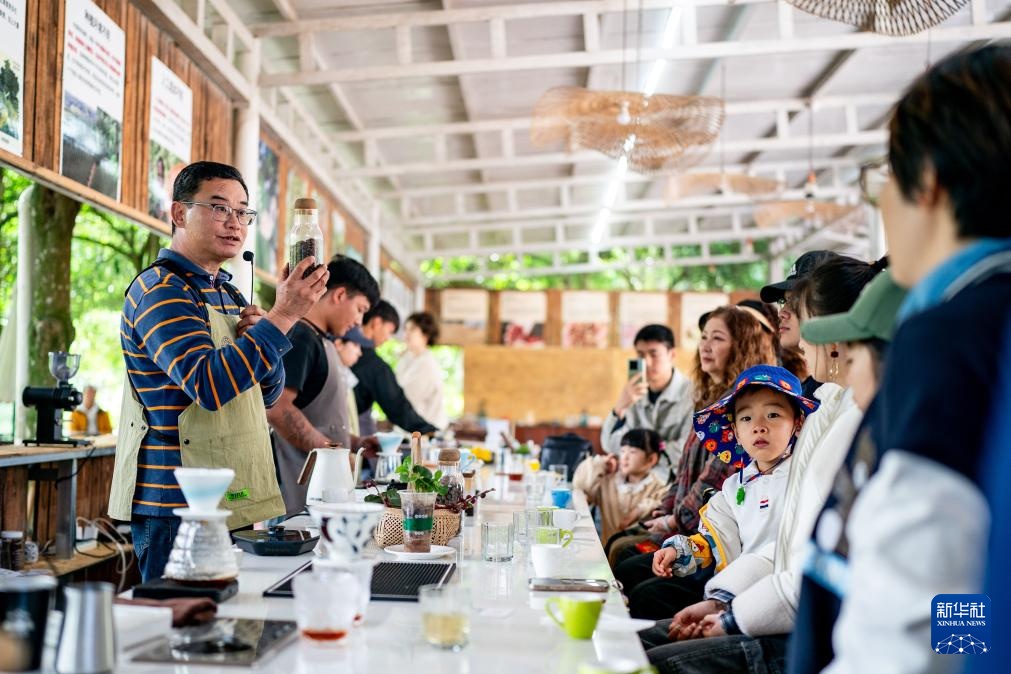 镜头连中外丨左手咖啡右手茶两杯饮品折射出的文化交流(图12)