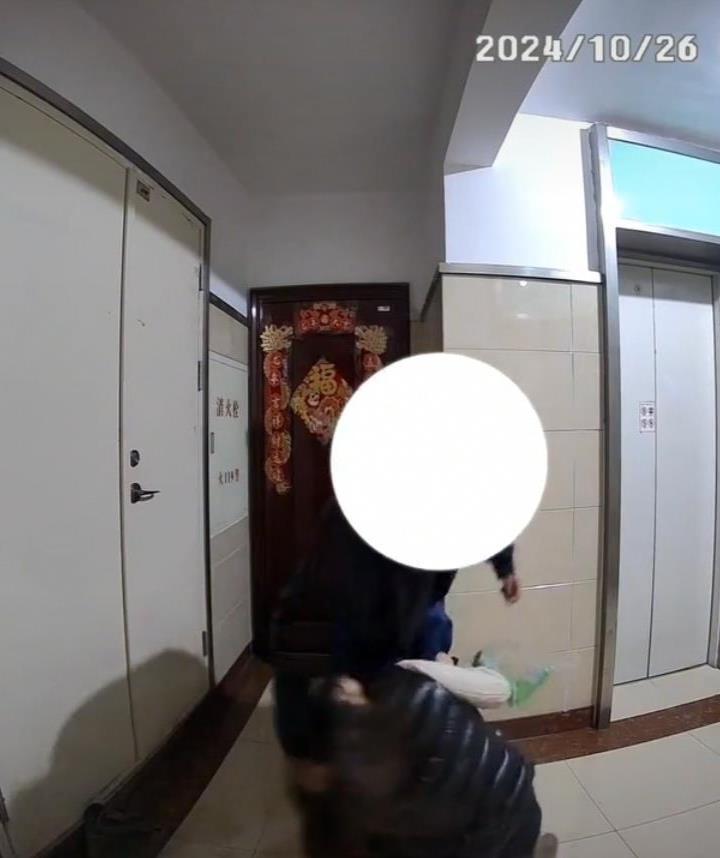 女子曝光遭男人殴伤脚踩监控视频，妇联：施暴者已被拘留