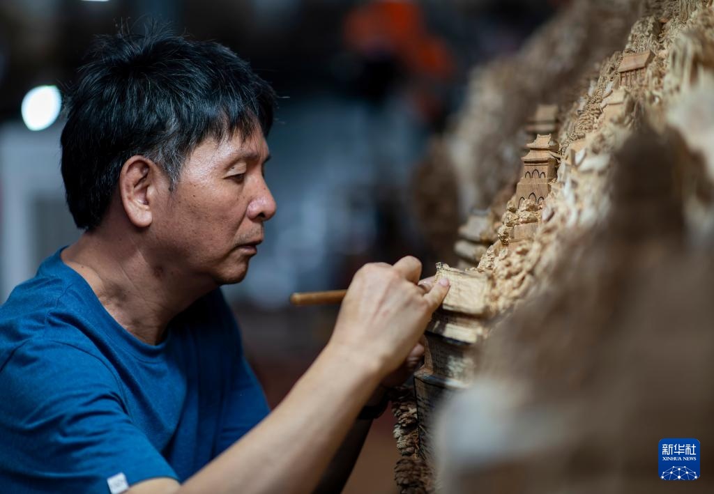 郑春：工艺和梦想，以及画传奇的刷子