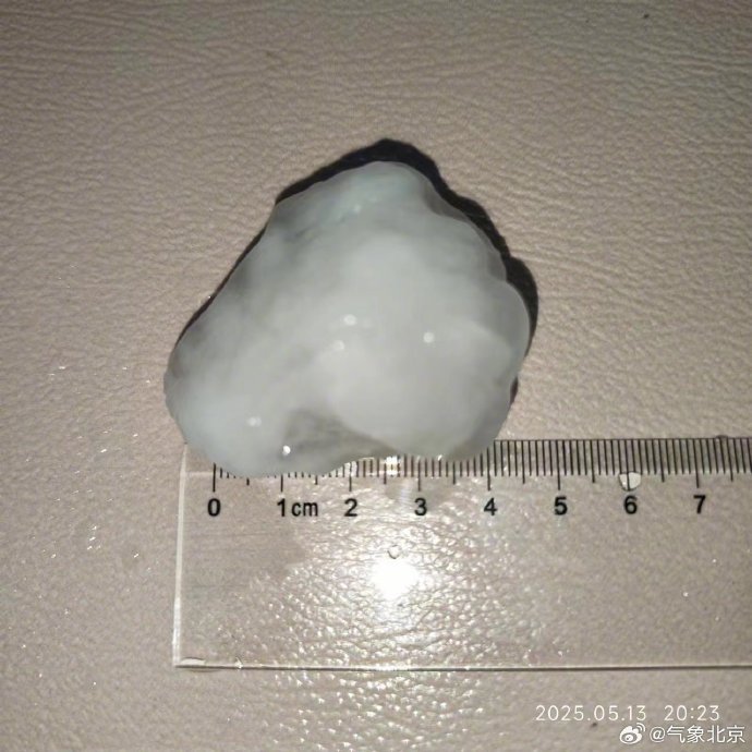冰雹出现在许多北京地区！一些鸡蛋尺寸