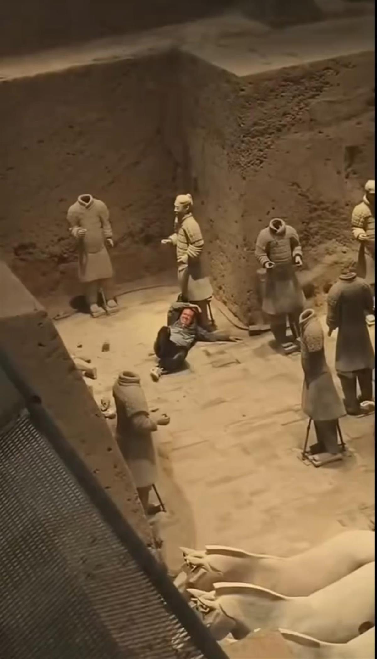 男人跳入秦始皇兵马俑俑坑，还推倒两尊兵马俑，目击者发声，陕西文旅回应