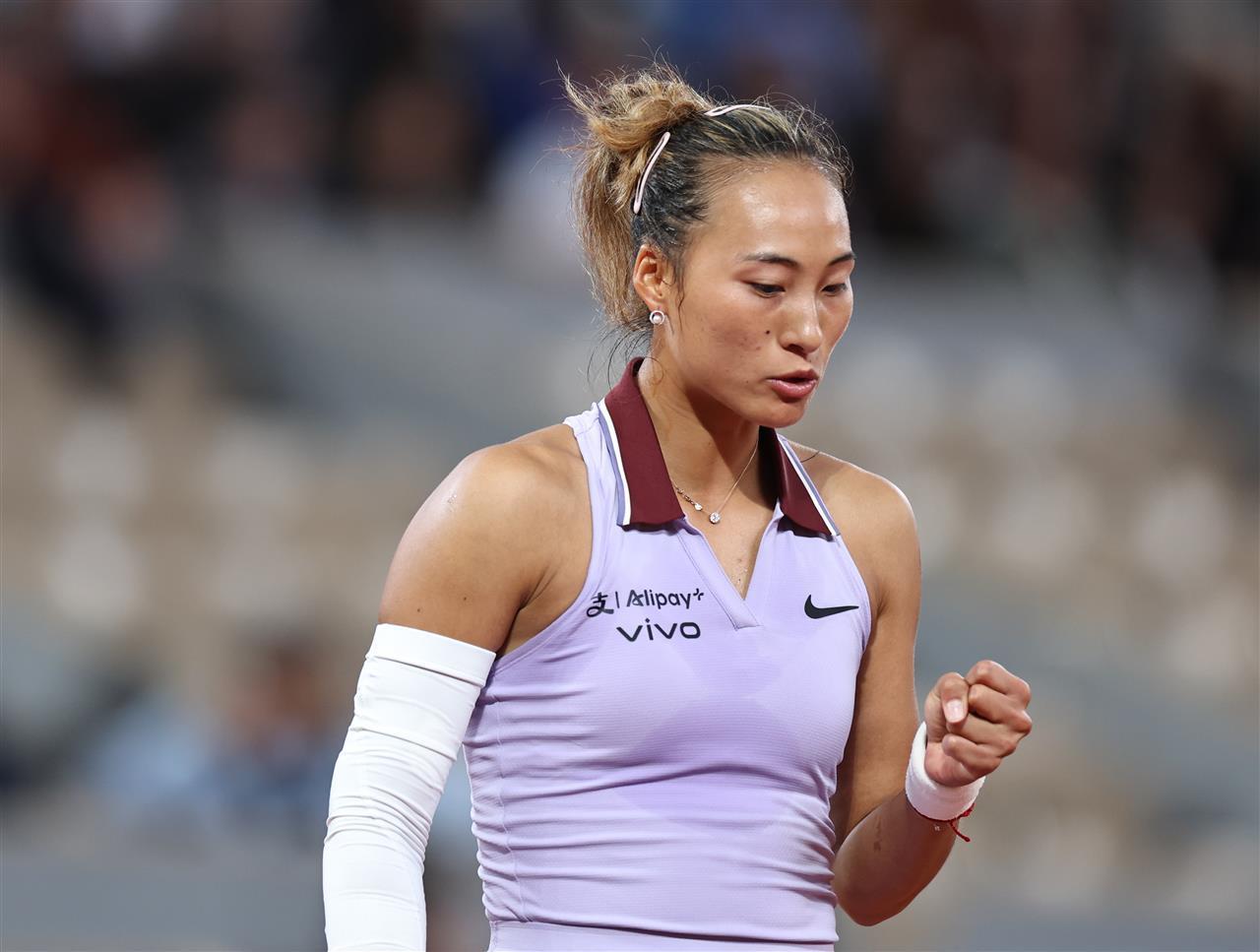 郑钦文晋级法网32强，即时排名升至第五，下轮将战加拿大18岁奇才姆博科
