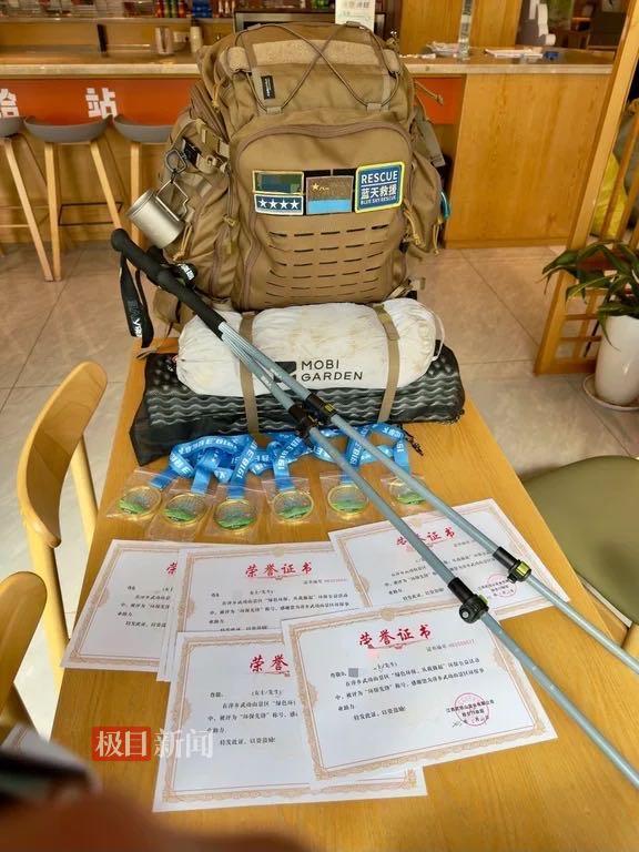 博客作者在2天和1晚上在Wugong Mountain上选择了300多个塑料瓶。令人惊叹的区域：