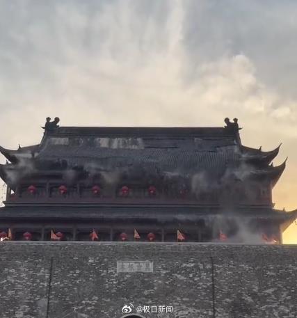 Anhui的Fengyang的中风塔的瓷砖倒下了，目击者说持