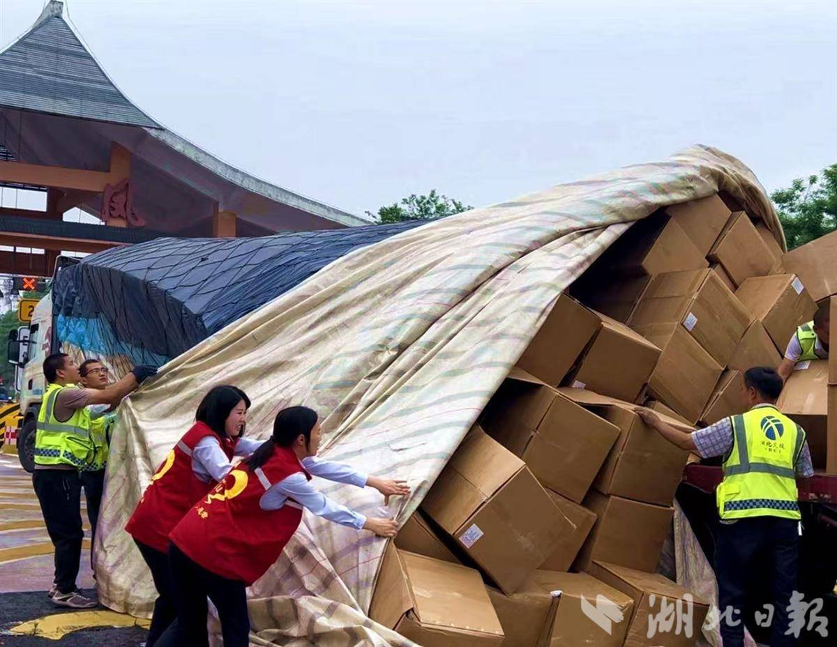 紧急救助避免司机百万损失鄂西高速“不让一片茶叶沾水”九游娱乐网址(图2)