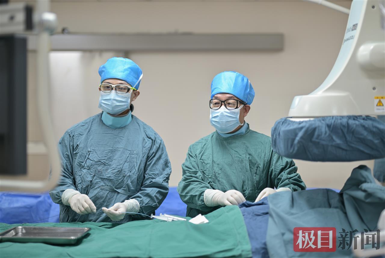 女孩的体重增加而没有解释，专家在头骨上发现