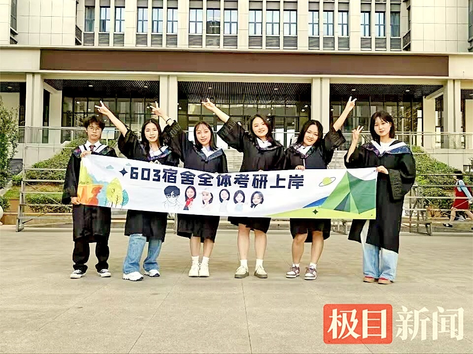 湖北科技大学同一张床上的六个女孩在“满是红