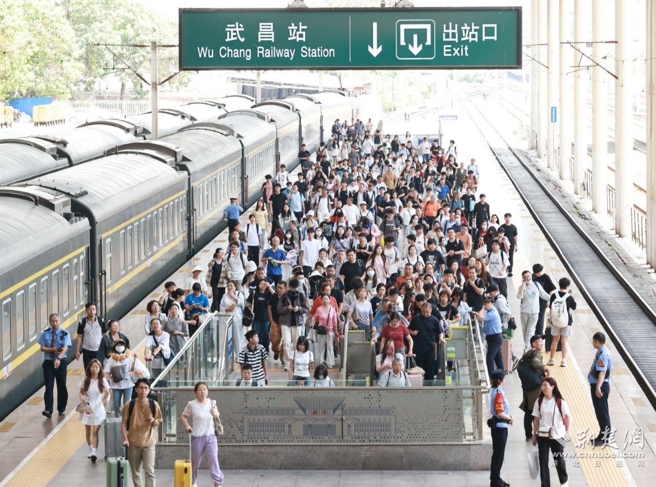 武汉铁路公安情指行一体化护航端午出行