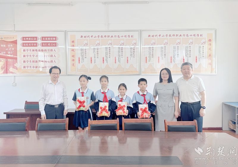 香港县列宁小学的“小红色导师”收到了红色的