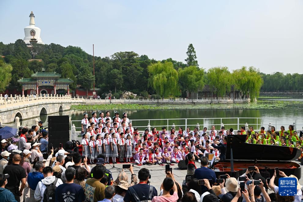 白塔歌曲欢迎“ 6月1日”