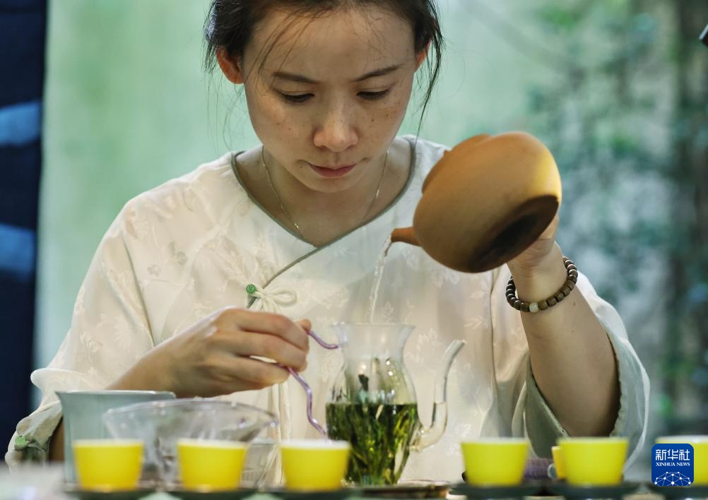 镜头连中外丨左手咖啡右手茶两杯饮品折射出的文化交流(图3)