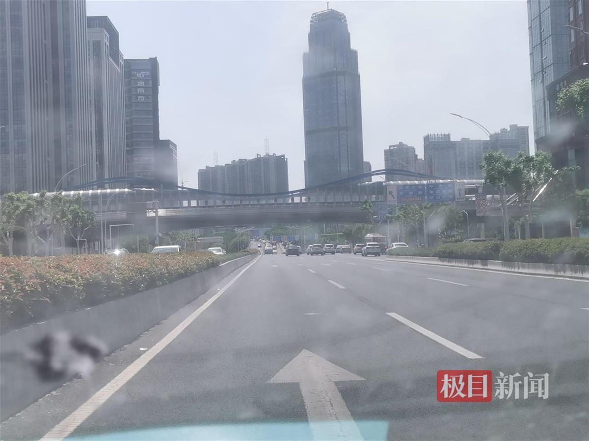第二个环路Liyuan回旋处的交通流量很大！警方通