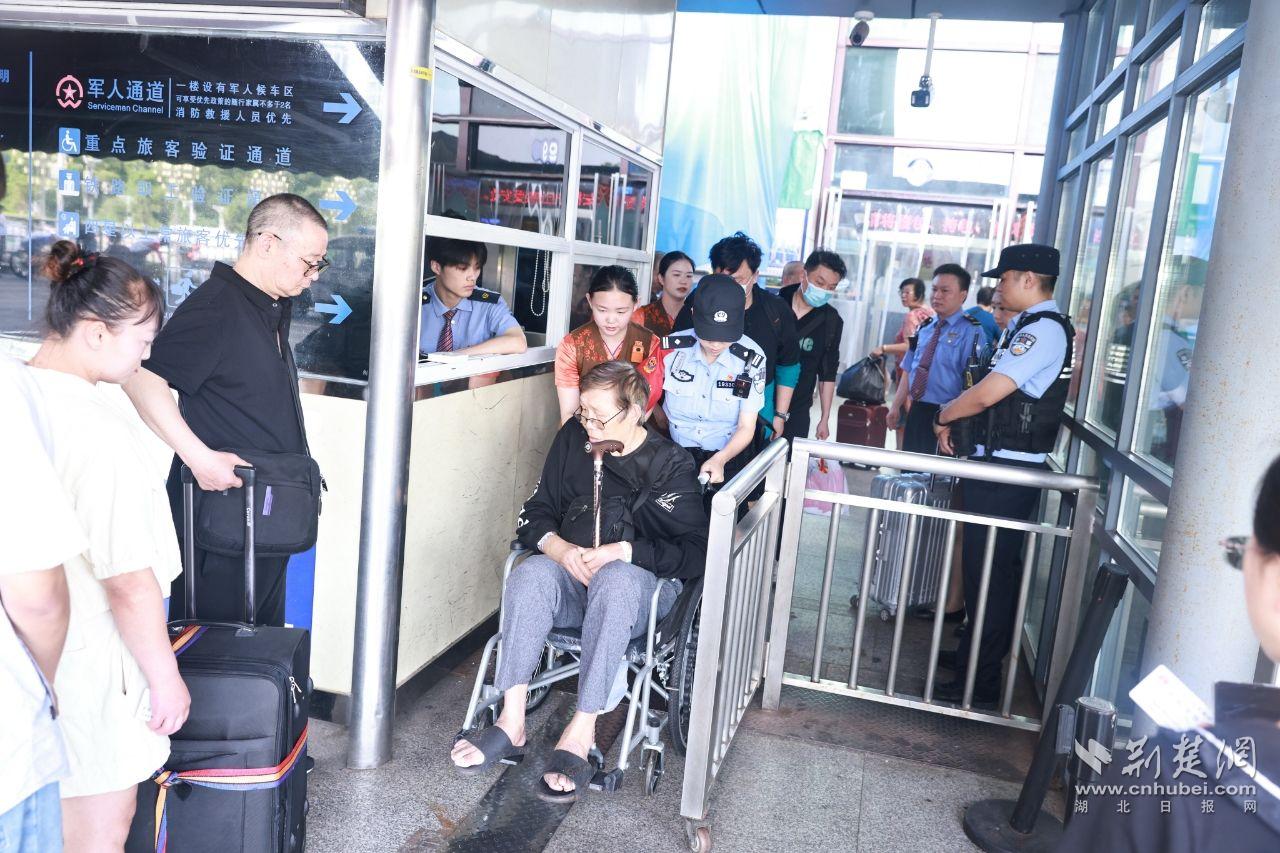全国助残日：武汉铁路警方情暖助残旅途