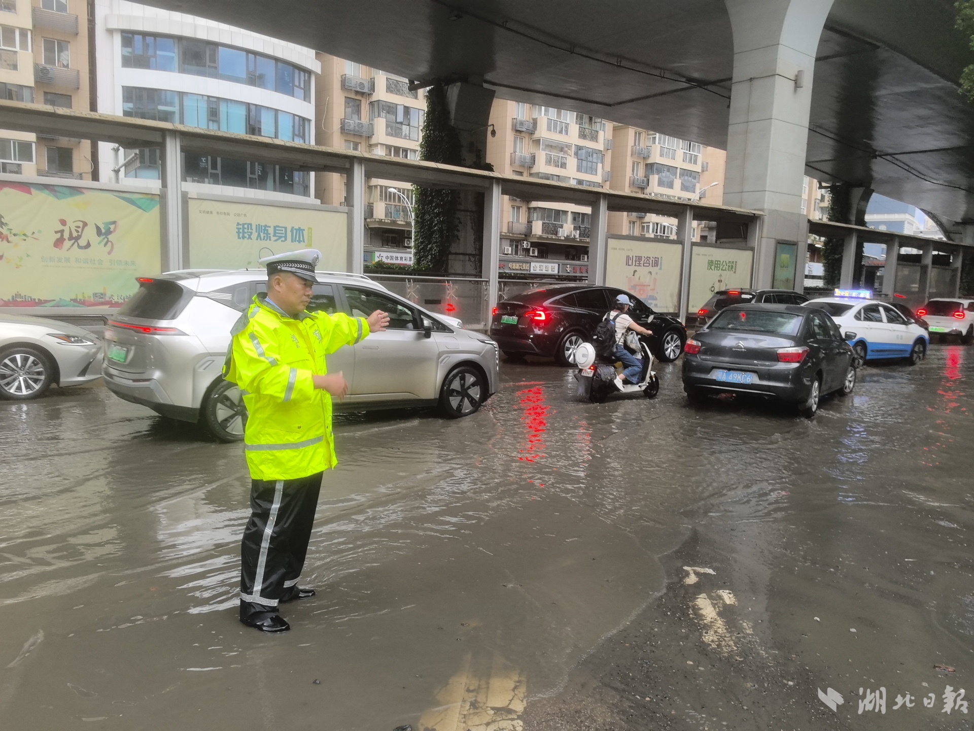 下雨了，武汉交通警察