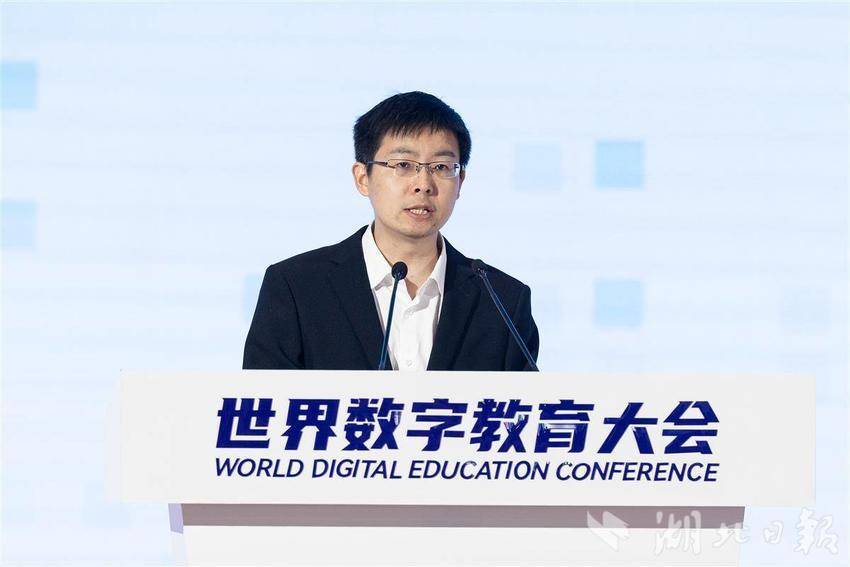 宇树科技创始人王兴兴露脸2025国际数字教育大会闭幕式