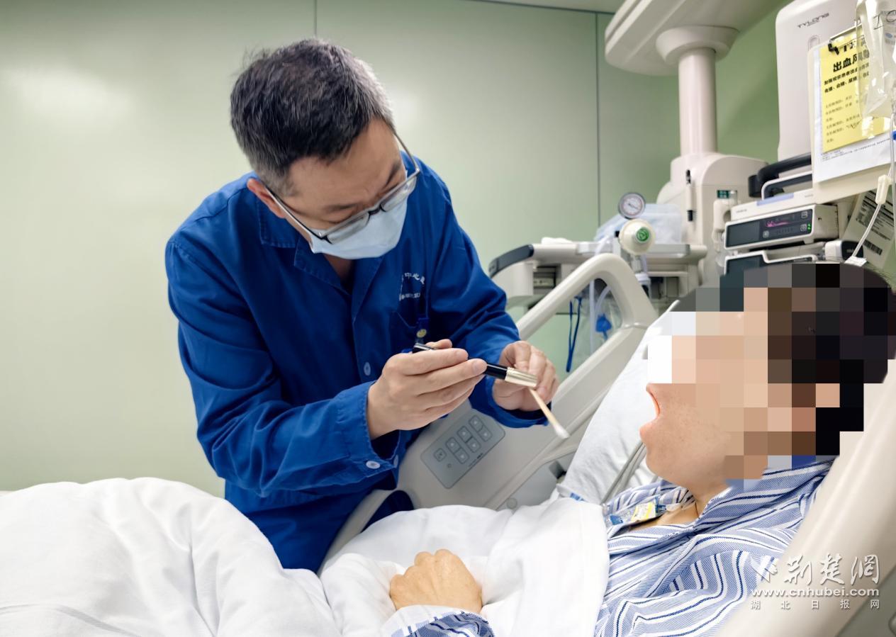 一个60岁的姨妈突然有“致命的喉咙痛”，她的生