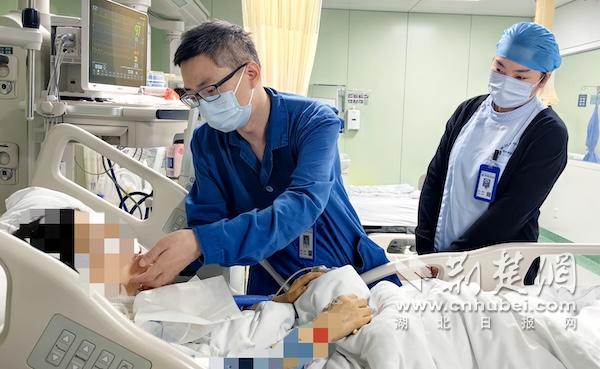 亲自服药半个月后，该男子被Hematuria接纳了ICU。