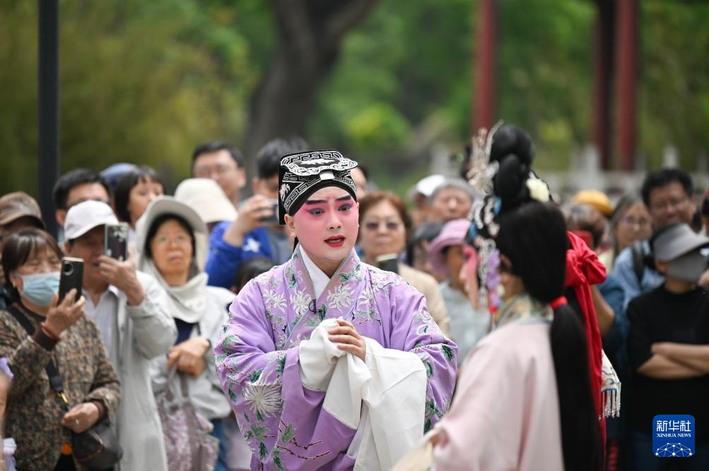 天津：在百年纪念公园找到一个很棒的表演