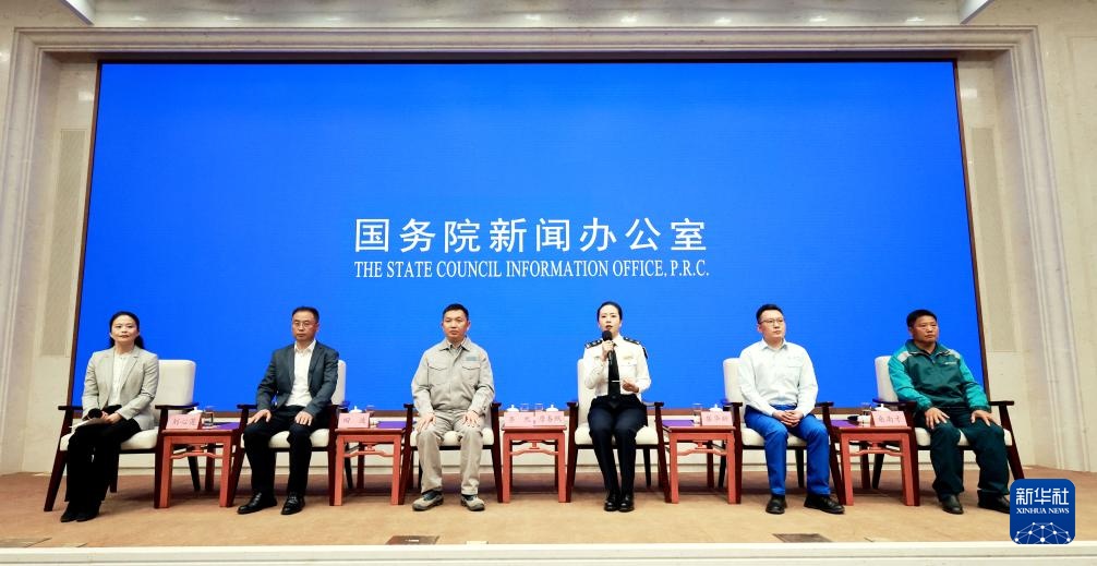 国家信息办公室与中国记者和外国人举行