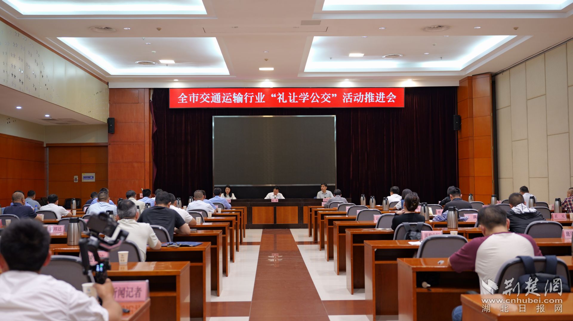 从公交到全城 武汉文明礼让“新风”劲吹