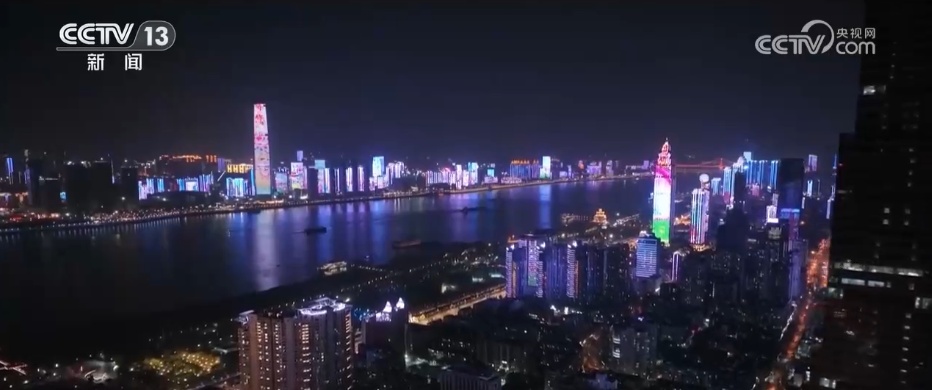 “中国热的”新消费引擎“购买，购买，购买”