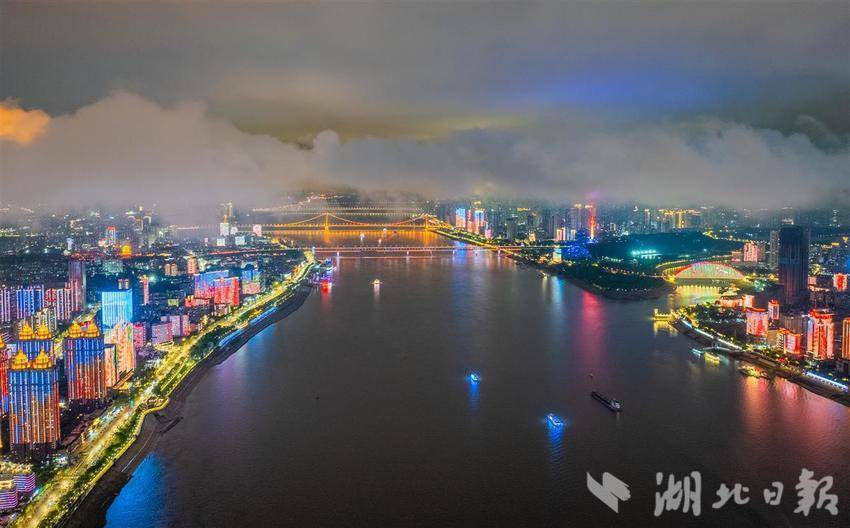 暴雨往后江城夜景美如画
