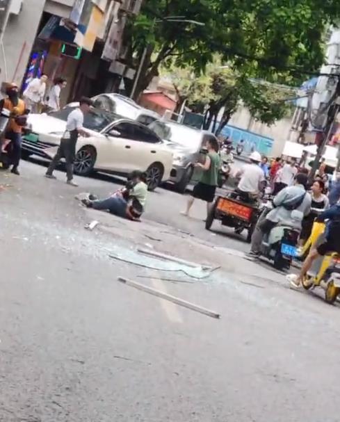 南宁一楼房玻璃窗从空中坠落，过路女童被砸受伤