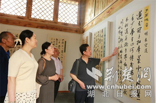 Zhushan书法和绘画学院相关的以及首批200多个书法