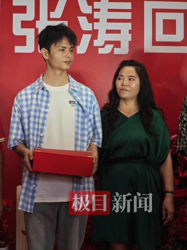 这位4岁男孩失踪了25年后返回家中，他的母亲给