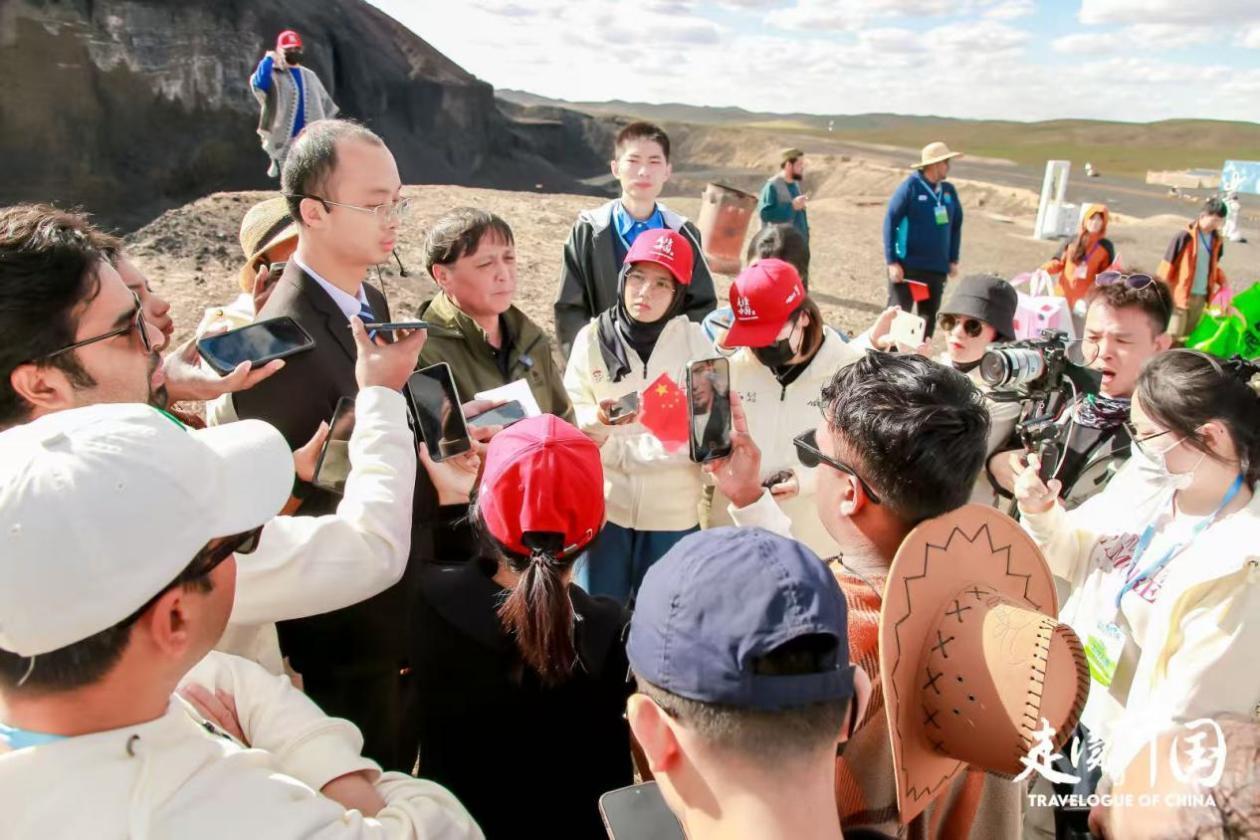 外国记者访问雷哈迪克火山,以观察“文化和旅游流