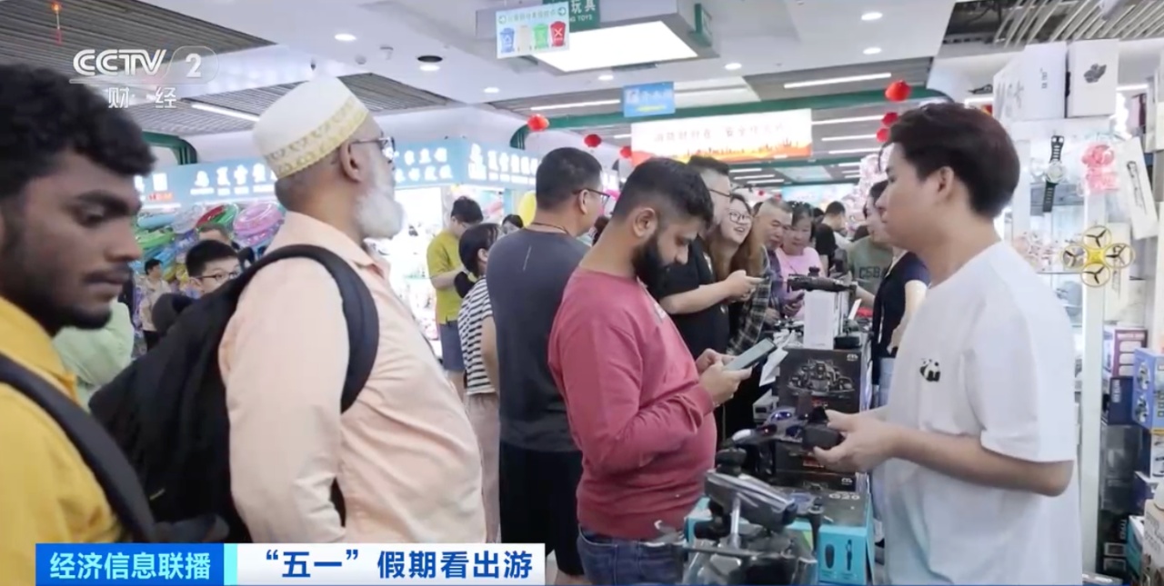 旅游+购物 外国人提着行李箱来“扫货”(图2)