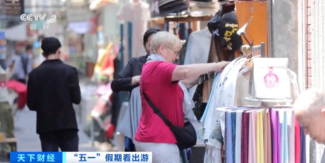 旅游+购物 外国人提着行李箱来“扫货”(图5)