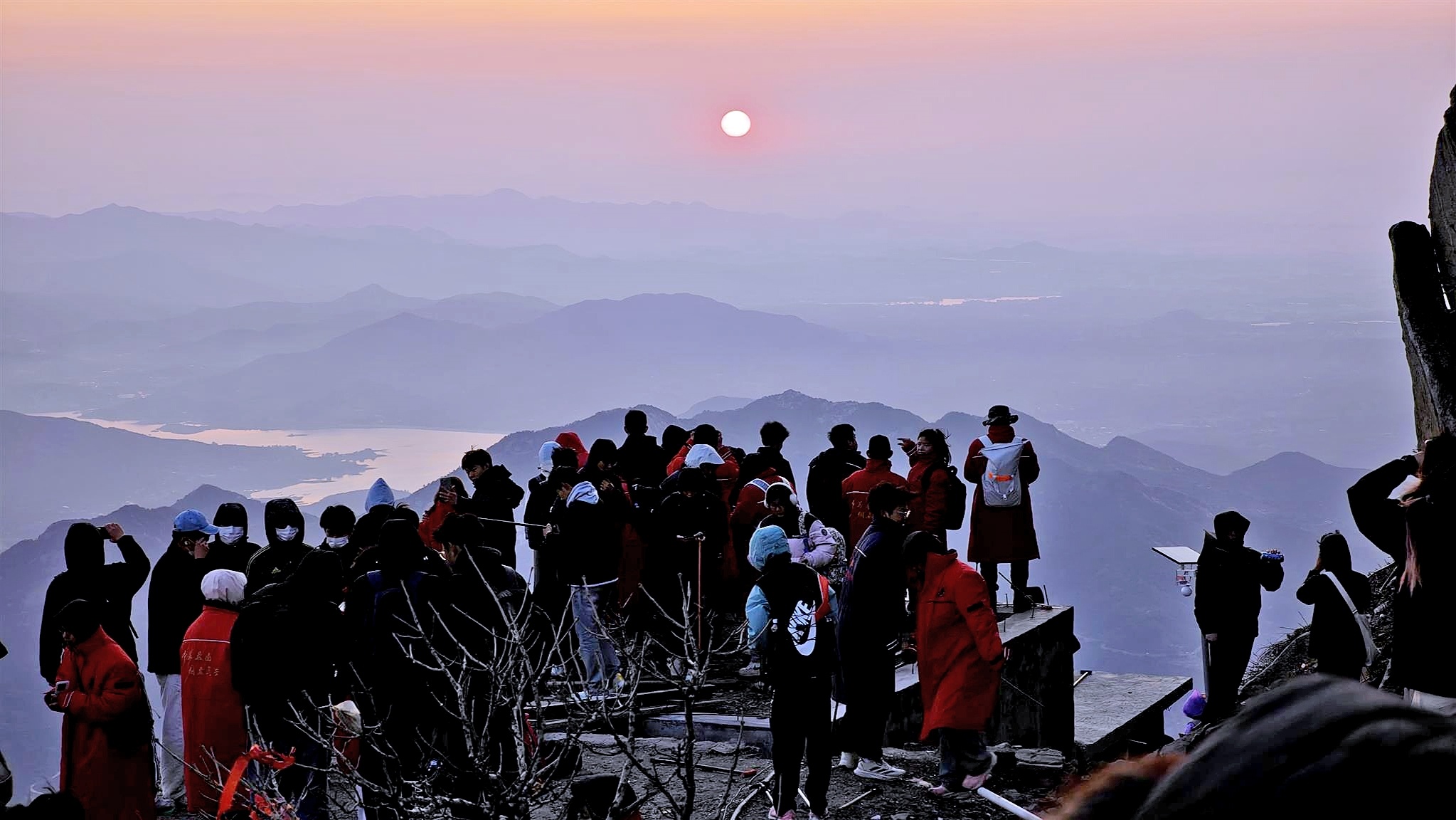 极目新闻记者体会夜爬泰山 天街游客比肩接踵 观日出御寒服抢手