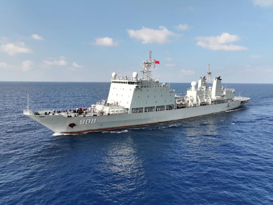 在南中国海深处,船舶表格进行实践海事培训