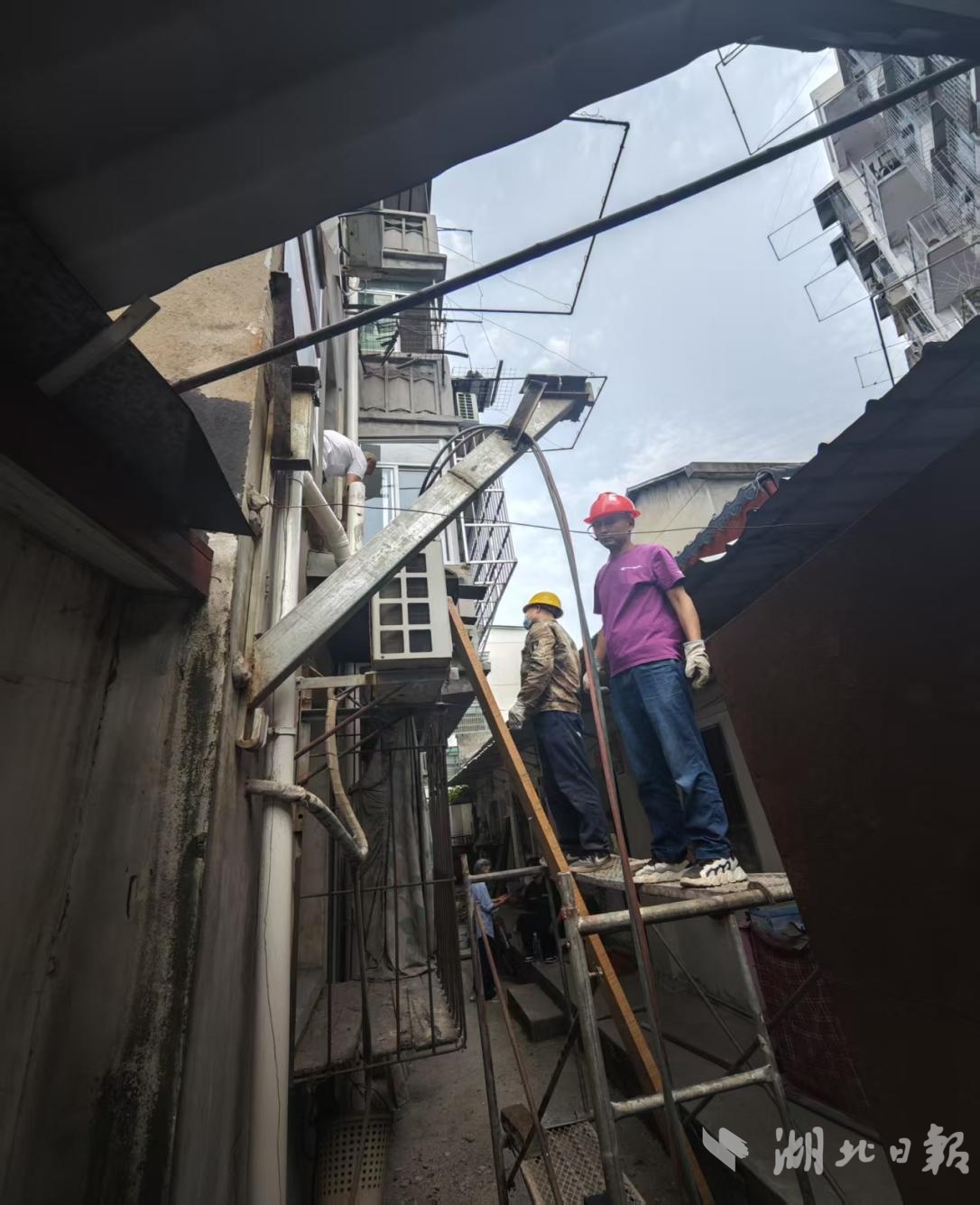4㎡“空中厨房”惊现黄鹤楼脚下，这一违建被速拆