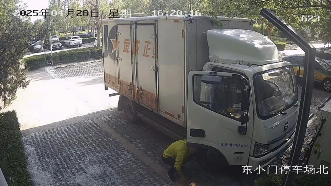 男人在停车场徜徉，忽然火烧起来了！北京警方：拘！