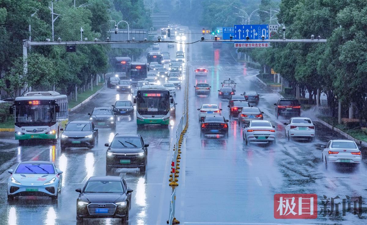 强降雨把白日下成了黑夜