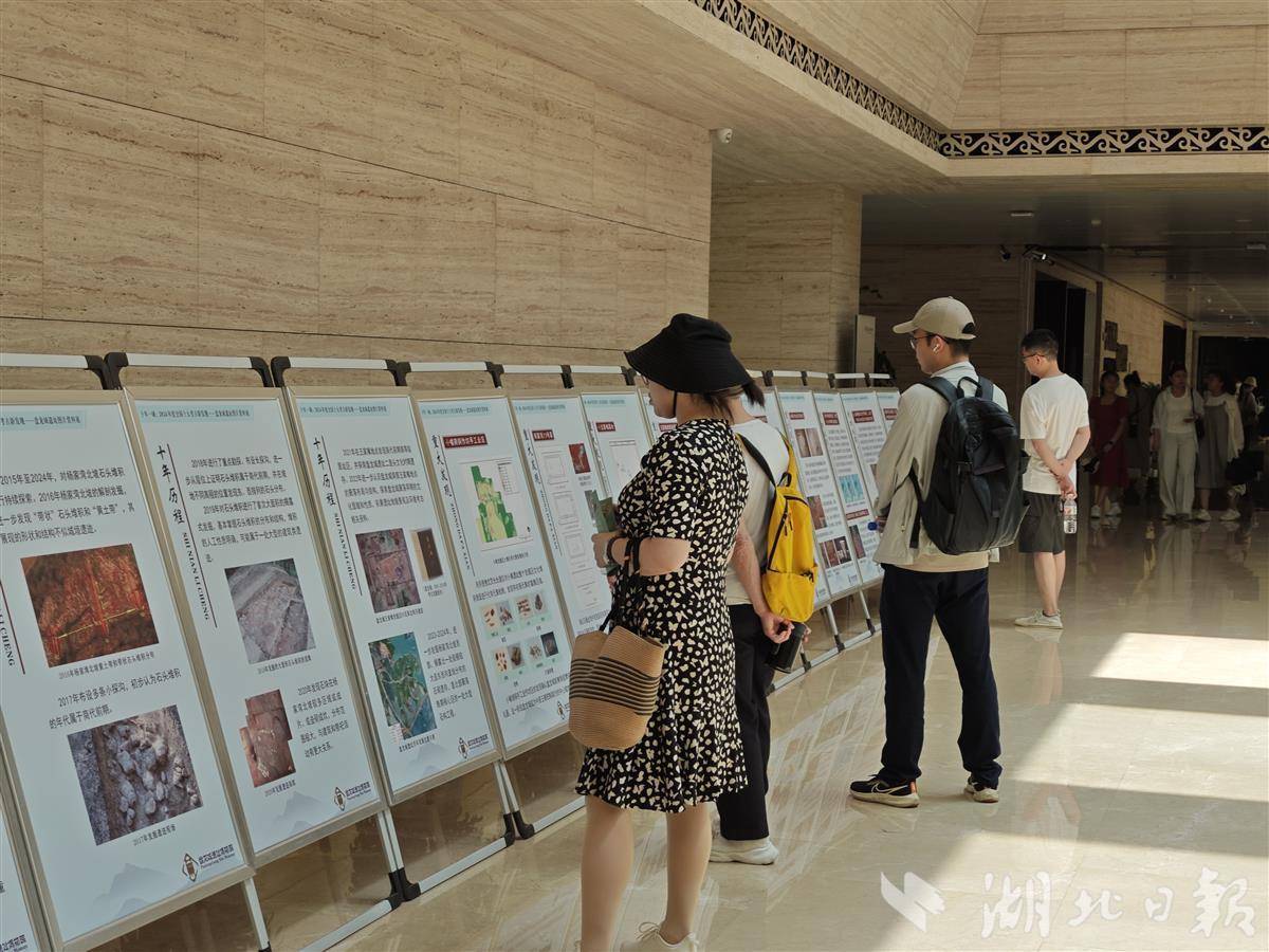 在劳汉（Wuhan）的五月天假期的第一天，超过8,