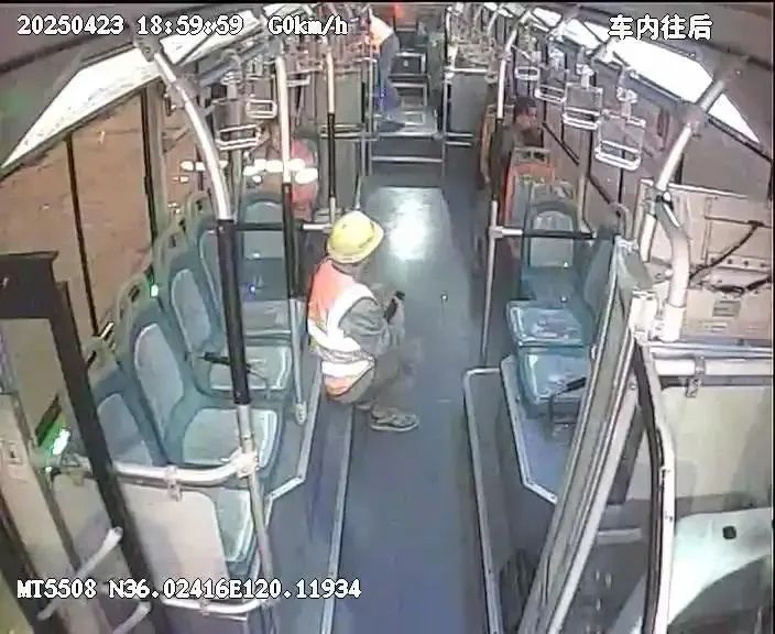 “ True Love Bus”一词“相信我是工人是最光荣的”
