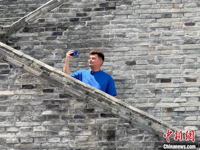 欧洲背包客的“ 00年后”希望成为当代的Xu Xiak