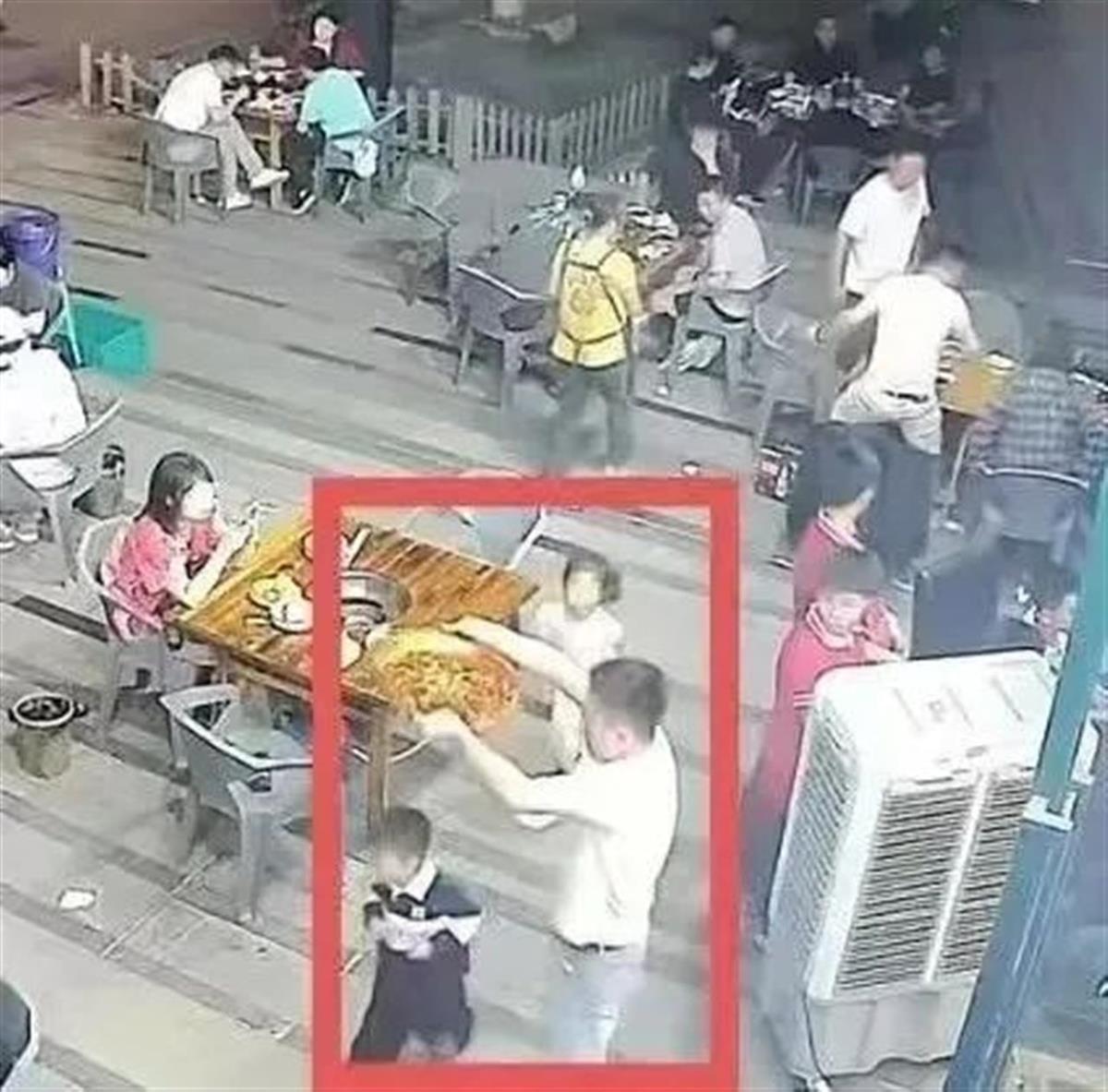 成都火锅店老板为避孩提将油锅倾向自己后续：烫坏已无大碍，假日有门客慕名而来