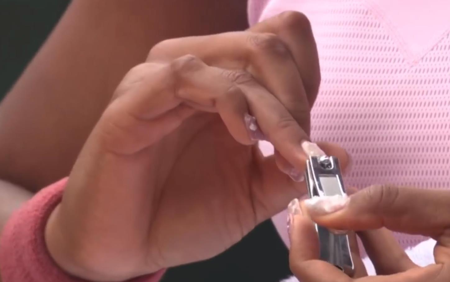 剪掉美甲由胜转败，大坂直美遭筛选出局，网友：这是什么奥秘力气？